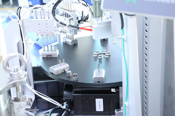 全自動視覺點(diǎn)膠機(jī)廠家