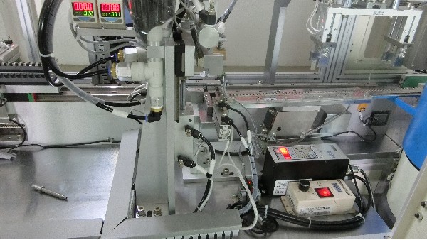 自動(dòng)點(diǎn)膠機(jī)設(shè)備