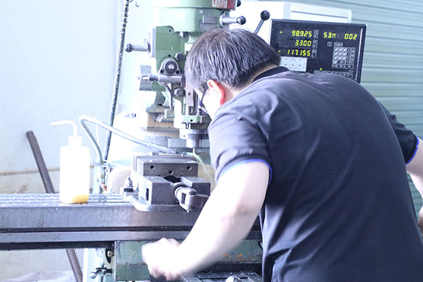 深圳半自動(dòng)點(diǎn)膠機(jī)廠家