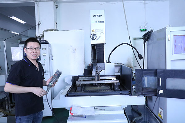 深圳全自動點(diǎn)膠機(jī)廠家