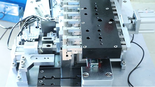 南京自動(dòng)點(diǎn)膠機(jī)廠家