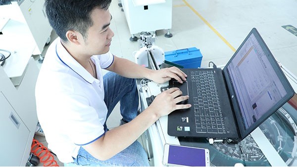 視覺點(diǎn)膠機(jī)廠家